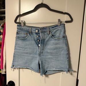 Levi’s vintage longer inseam Ribcage jean shorts size 6/28
